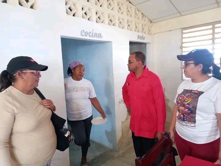 #VillaClara | 🏖️En Playa Nazábal amaneció este domingo la gobernadora provincial <a href="/MilaxyA/">Milaxy Yanet Sánchez Armas</a> con el propósito de evaluar cómo se prepara la línea costera para el verano. 

✍🏻📸 <a href="/OscarsmdeCuba/">Oscar Salabarria</a>