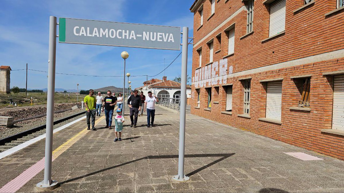 Hoy en la estación de tren de Calamocha 🚉, nuestro candidato al #ParlamentoEuropeo 🇪🇺 @TomasGuitarte  ha incidido en la relevancia de impulsar el tren convencional 🚆 para conectar y dotar de accesibilidad física a todo el territorio.
Abrimos 🧵 ....