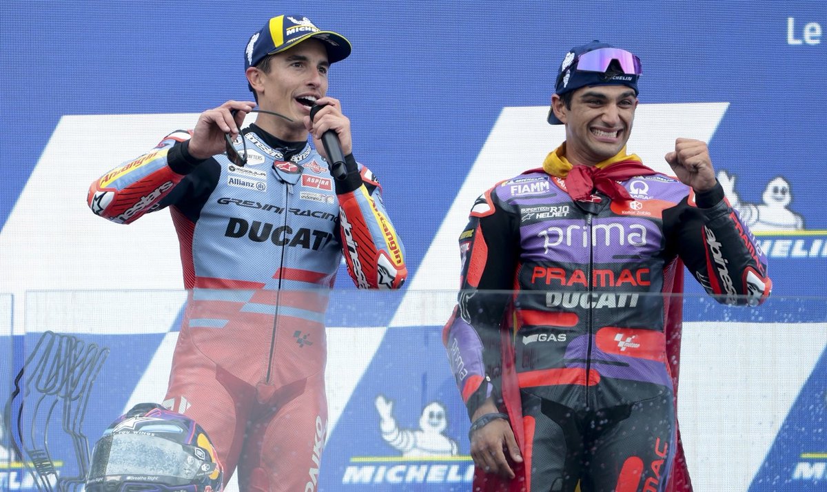 😉 Nos encanta que se repita esta imagen. 🇪🇸 Jorge Martín y Marc Márquez han vuelto a subirse juntos al podio en una carrera de #MotoGP. 🥈🥉 Se han repartido la segunda y tercera plaza en el Gran Premio de Cataluña, que terminó con victoria de Bagnaia.