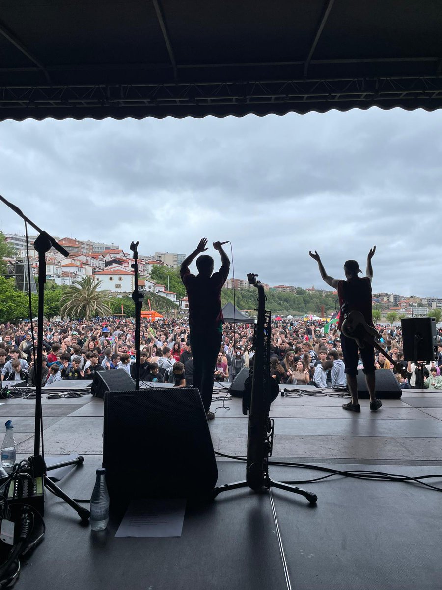 Ederto Algortako Ibilaldian, eskerrik asko San Nikolas ikastolako antolakuntzari... Txonbo bat hartu dogu Portu zaharrean!