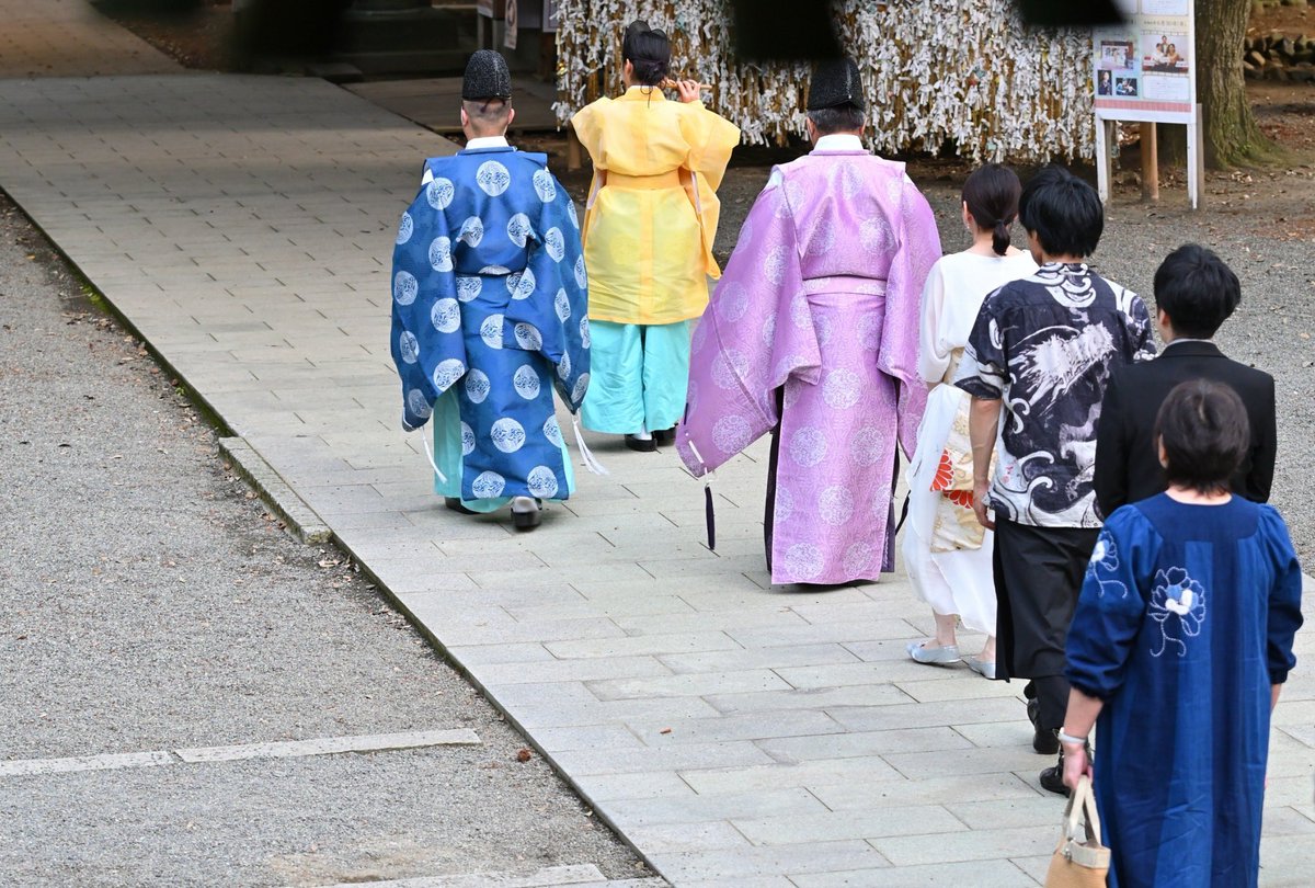 平塚八幡宮 奉納演奏の夕べ
音が神様に吸い寄せられる様に線のように書の上を通り過ぎて行く感覚は初めてでした。
書は和歌3種と梵字であうん、古事記の日本の始まりの部分を奉納させていただきました。
来年のお焚き上げまで展示してくださるそうです。