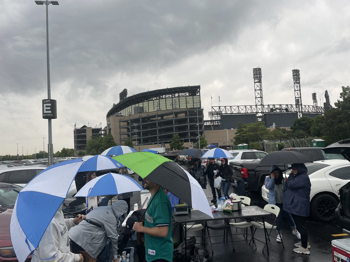 EHJrII's tweet image. A little rain ain’t spoilin our Sox outing! 
#108ing #whitesox