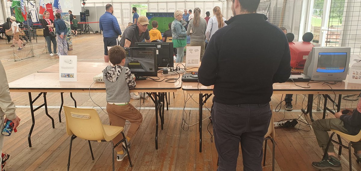 normangeekasso's tweet photo. J'ai mal en voyant ça 
Le parisien fait la promotion d'un truc eclatax 
Sinon nous aujourd'hui ont jouent au vrai jeux video .. et en famille.. https://t.co/VTw5QhSH2q