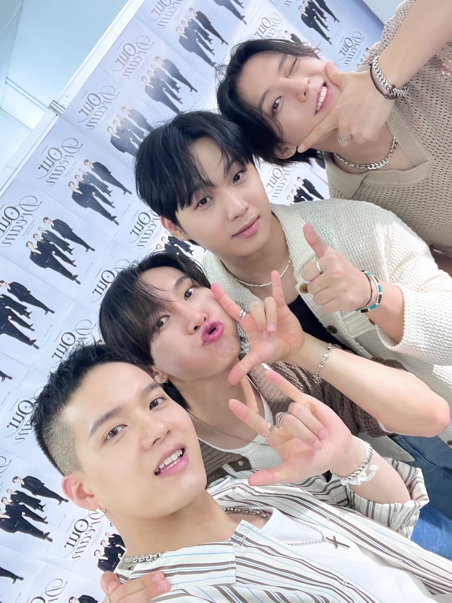 [📂]

📂 B:CHIVE
└📁 [OUR DREAM] IN BANGKOK💙

(/¯◡‿◡)/¯✧·˚💙 : *✧·˚ :💙 *
멜로디와의 추억으로 오늘도 더 행복해졌다💙

#비투비 #BTOB
#BTOB_Our_Dream
#서은광 #SEOEUNKWANG
#이민혁 #LEEMINHYUK
#임현식 #LIMHYUNSIK
#프니엘 #PENIEL