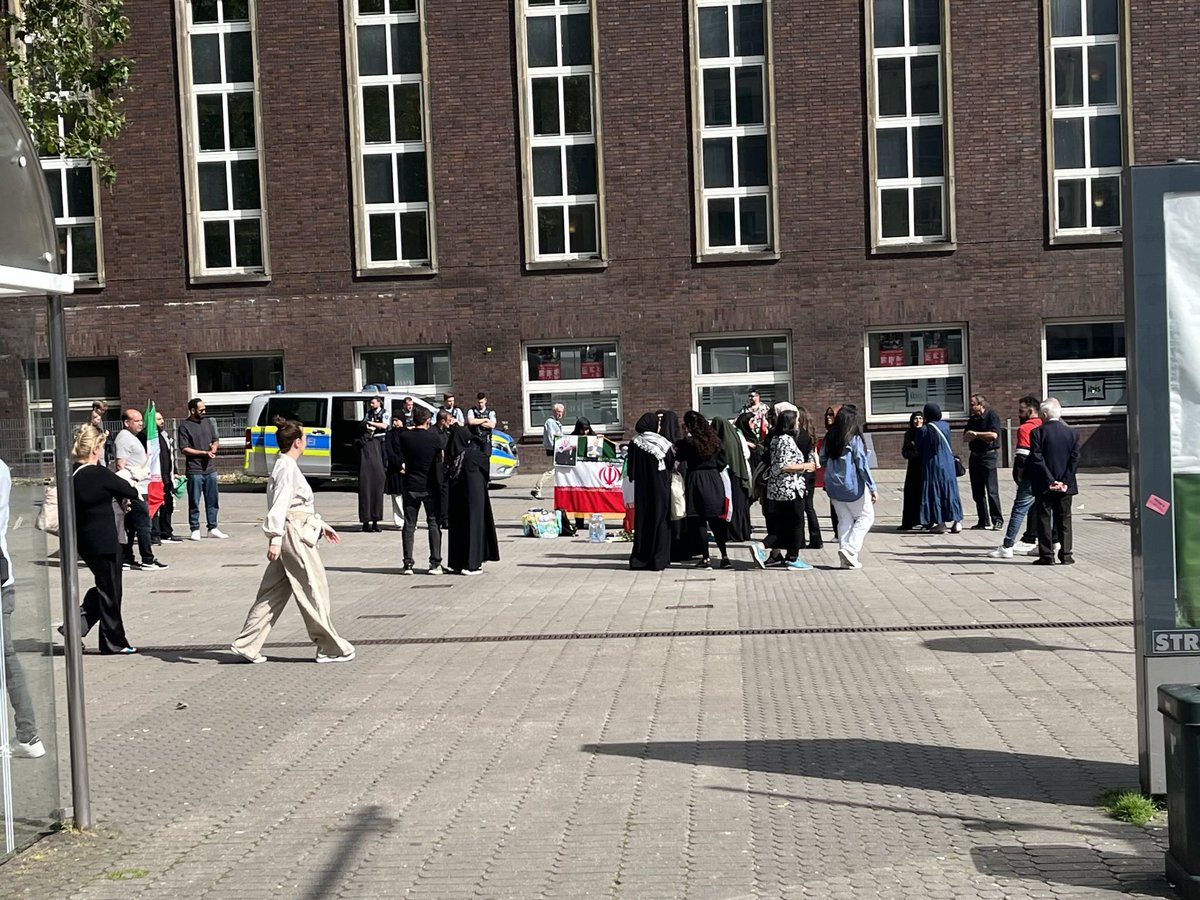 Watch out!

In #Düsseldorf findet aktuell vor dem Hauptbahnhof eine Kundgebung für den verstorben Präsidenten des iranischen Mullah-Regimes aka „Schlächter von Teheran“ statt.
👁️ @daniela_sepehri