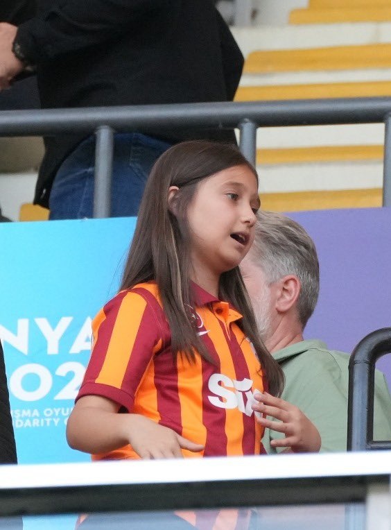 siyahsancakx's tweet photo. 🟠Konyaspor taraftarlarının yoğun tepkileri üzerine, Galatasaray formalı kız çocuğu üzerindeki formayı çıkardı. https://t.co/4L8IkA5ziw