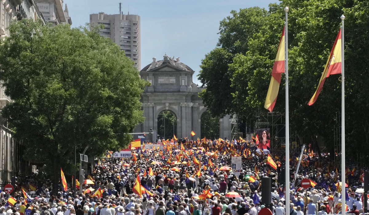 El portavoz del @PP_CComarcal, @josemvillafranc y nuestra consejera comarcal y miembro de la lista del #PP a las #EleccionesEuropa, @LidiaPCoca, acuden a la manifestación del #PP en Madrid junto a numerosos cargos del @PPBierzo y @POPULARES_LEON. #EspañaResponde #9Junio #VotaPP