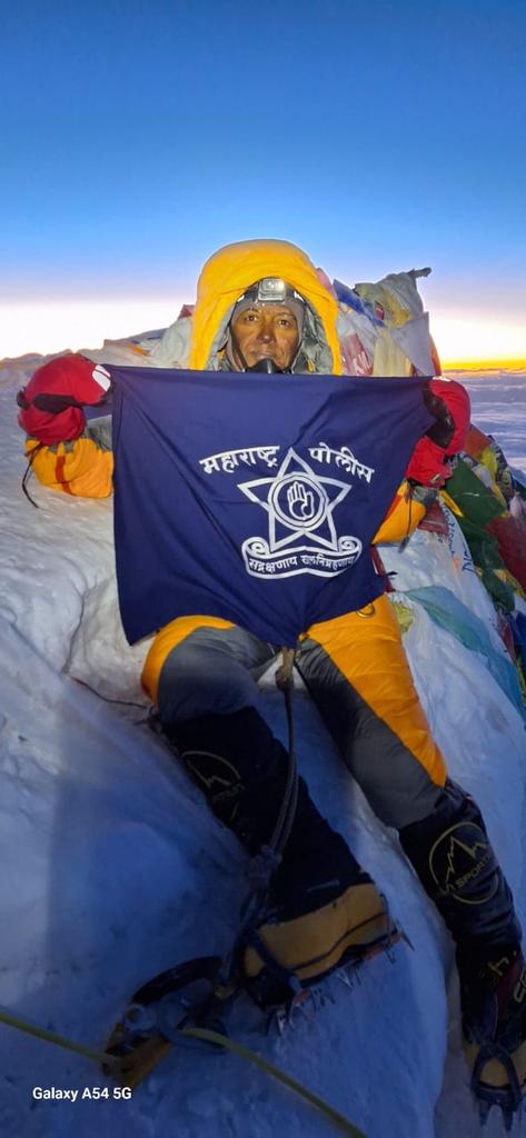 Maharshtar Police Inspector Mrs Dwarka Dokhe of nashik police  academny, scaled Mt Everest two days back. Haven't seen any news portal or paper covering this. Pl do join me in congratulating  her for sheer grit and hard work. Hope she gets much needed support in future #PTI