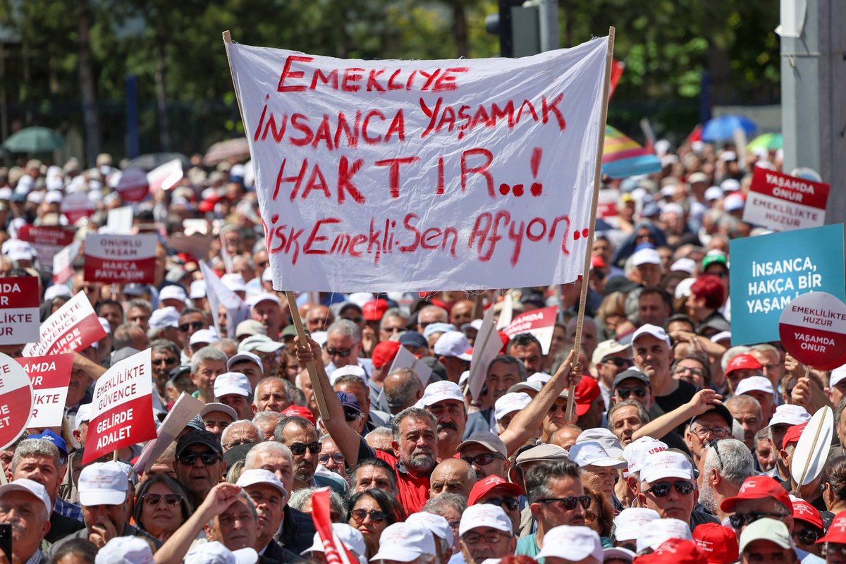 Ankara Tandoğan'da emeklilerimizin katılımıyla Büyük Emekli Mitingi'ni gerçekleştirdik. 'Türkiye’nin normalleşmeye ihtiyacı var ama emeklinin ekonomisi normalleşmeden Türkiye normalleşemez. Emekli, Avrupa’daki emekliler gibi rahat etmeden kimse rahat edemez.'