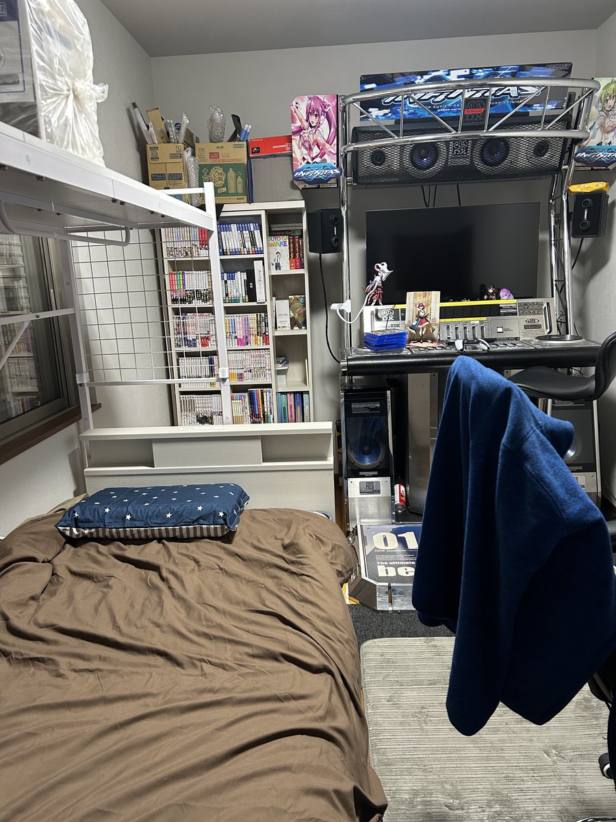 Carezza_vienna's tweet photo. ベッド入ると閉塞感増すな、この隙間に細長の棚を入れたい https://t.co/w1y5coujz3