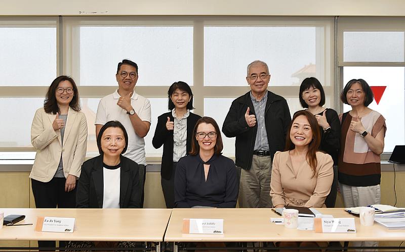 PccuF's tweet photo. #文化大學 加速國際化腳步 與澳洲邦德大學擴大雙聯學位合作　商學院學生參與雙聯課程　畢業後可取得兩校證書  
https://t.co/xB67YvYMiC https://t.co/CSSZYktcAw