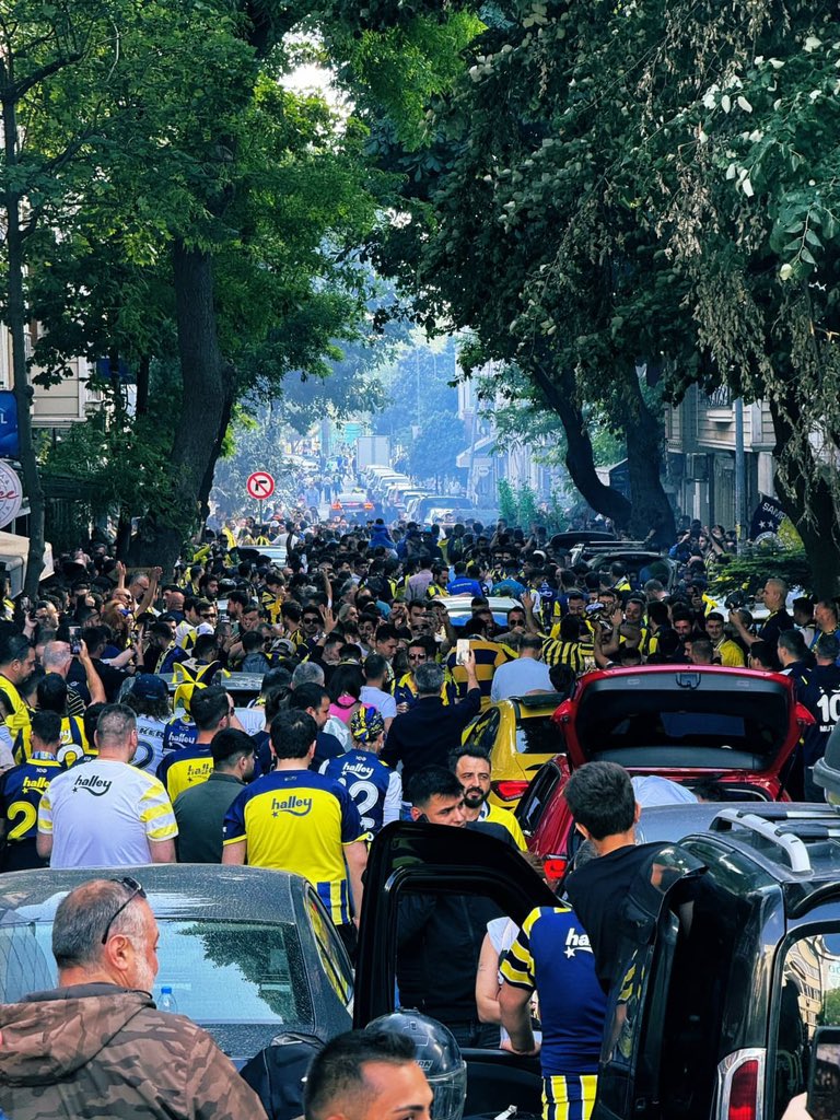 Kadıköy tıklım tıklım. Şampiyon olmak mümkün, Fenerbahçe olmak imkansız.
