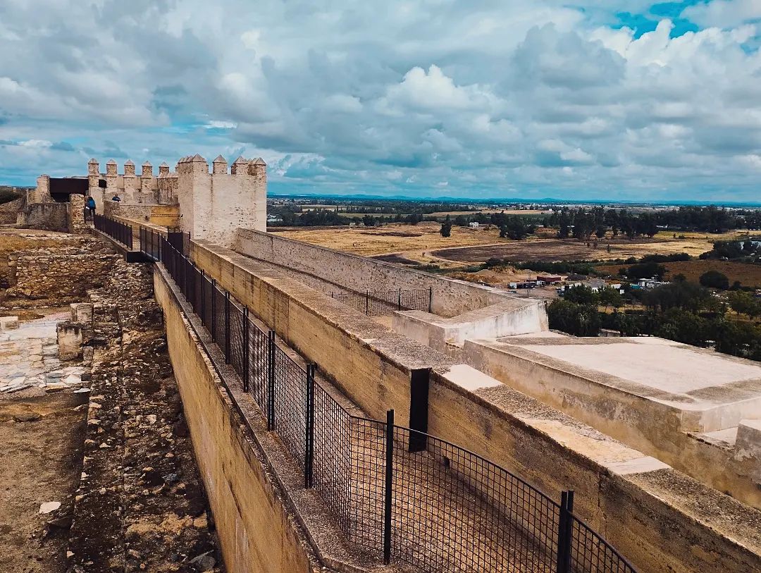 El Alcazaba de Badajoz es una impresionante fortaleza árabe situada en Extremadura.

Construida durante el dominio musulmán en la región, esta imponente estructura se alza sobre una colina estratégica, ofreciendo estas vistas. 🏰😍

📸 @extremadura_foto (IG)

#VisitSpain