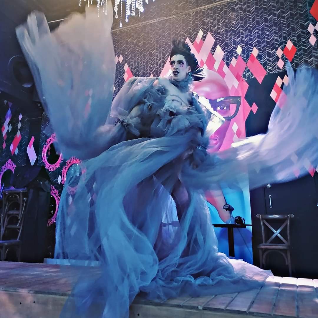 XuxuZtar's tweet photo. Un día como hoy pero de hace 3 años andaba viviendo mi fantasía de supermodelo con propuesta aesthetic de alto impakto en el DragRunway de #IconicDFW en @BabelClubGdl 🫰🏻🖤✨
★ Tonight I'm Walking on Air ★ https://t.co/2BUjMVsUrg