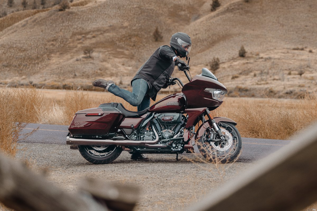 The 2024 CVO Road Glide is ready to strike with the new Copperhead paint option.​

Throw a leg over 🐍 h-d.com/CVORoadGlide​

#HarleyDavidson #CVORoadGlide #RoadGlide