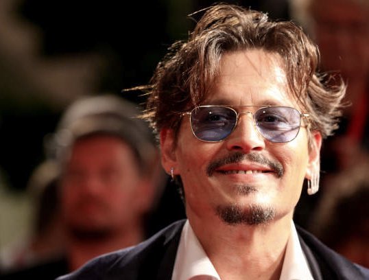 i wish i had enough followers where i could just be like 'i love johnny depp' and 20 people reply 'real'😔
