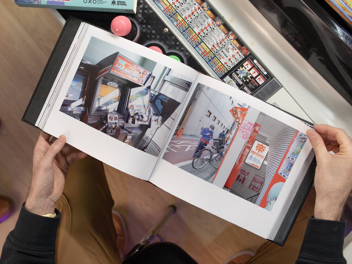 victoralonso_es's tweet image. ¡Menudo día de emociones! En pleno viaje por Tokio hoy acaba de presentarse en primicia el lanzamiento de mi nuevo libro de fotografía  que llevará como título Los Últimos Game Center 最後のゲーセン 🎮🕹️📸 editado por @HeroesdePapelES
