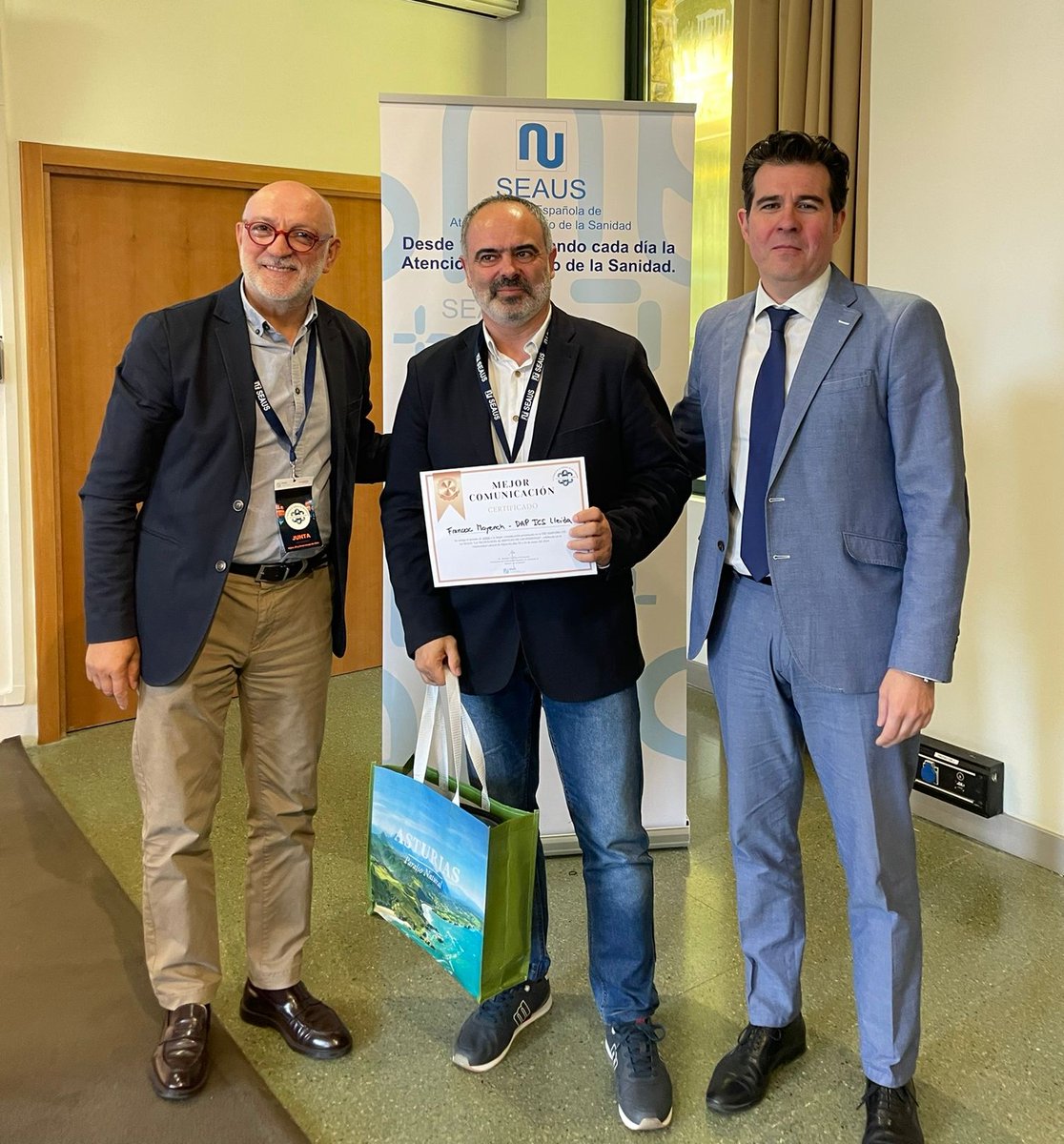 El premio a la Mejor Comunicación, patrocinado por Johnson&amp;Jonhson  fue para "App de ayuda para personas con enfermedades crónicas y vulnerabilidad social en el ámbito rural" de la Dirección de Atención Primaria de Lleida y que presentó Francesc Mayench.