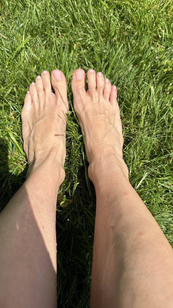 soleobsession7's tweet photo. Nothing Like walking barefoot in the grass #mdw #milf #sundayvibes #feetworshi̇p https://t.co/o8ncuWgbKz