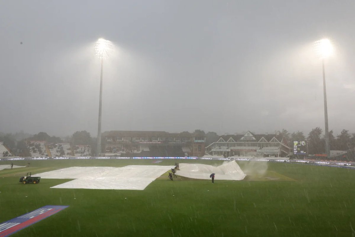 RAIN!! 🌧 2nd ODI between 🇵🇰 and 🏴󠁧󠁢󠁥󠁮󠁧󠁿 abandoned due to rain. #CricketTwitter #ENGvPAK