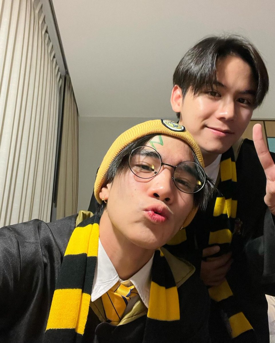 Mark4thSatang's tweet photo. Two very cute Hufflepuffs 

#markfourthsatang
#ฮะโหลโบ๋นี่โก๋เอง #satangks #fourthnattawat  #satangfourth https://t.co/YDLYj2PfA0