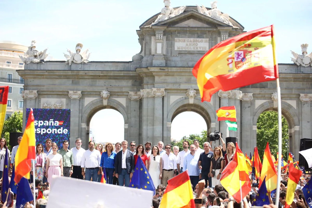 España ha respondido esta mañana en la Puerta de Alcalá a los ataques de Sánchez 🔻A la democracia 🔻A la igualdad 🔻A los jueces 🔻A la unidad 🔻A la prensa El #9J votamos por más libertad y más democracia con el @ppopular #EspañaResponde #TuRespuesta