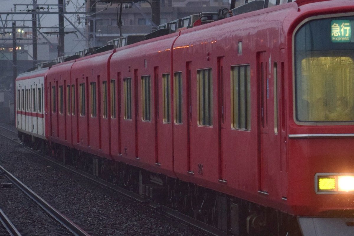 やっぱり新塗装は統一感がない
車体断面の異なる車両と塗装合わせて統一感ってねぇ...