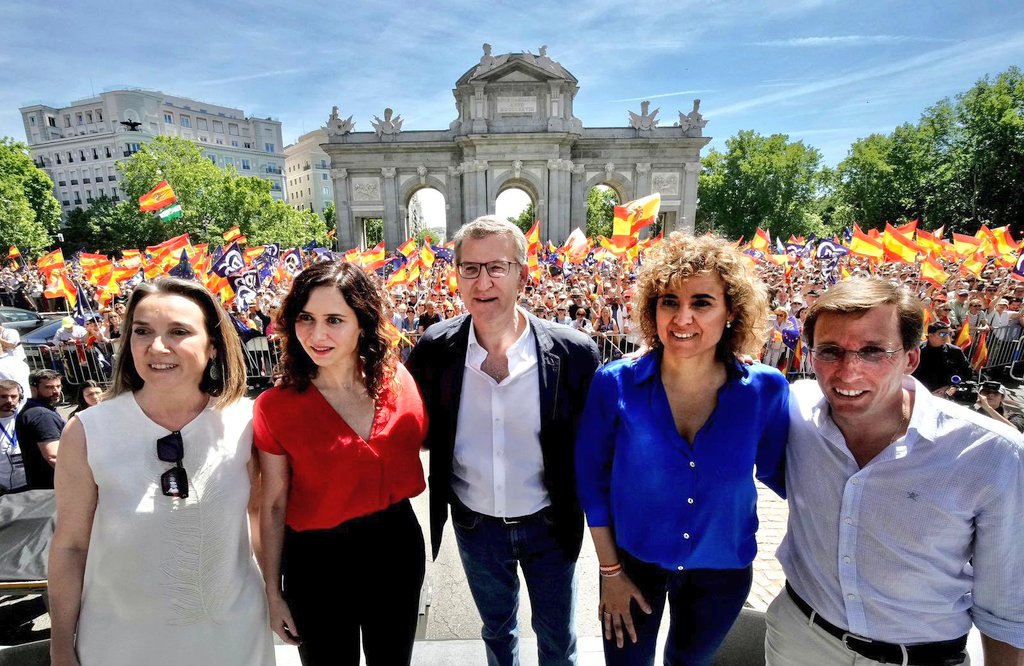 El @PPBierzo se ha sumado hoy a la manifestación en la #PuertaDeAlcalá con una importante representación encabezada por la candidata berciana en en listas del #PP al #ParlametoEuropeo @LidiaPCoca. Hoy #EspañaResponde en la calle. Quedan 2 semanas para #TuRespuesta en las urnas.