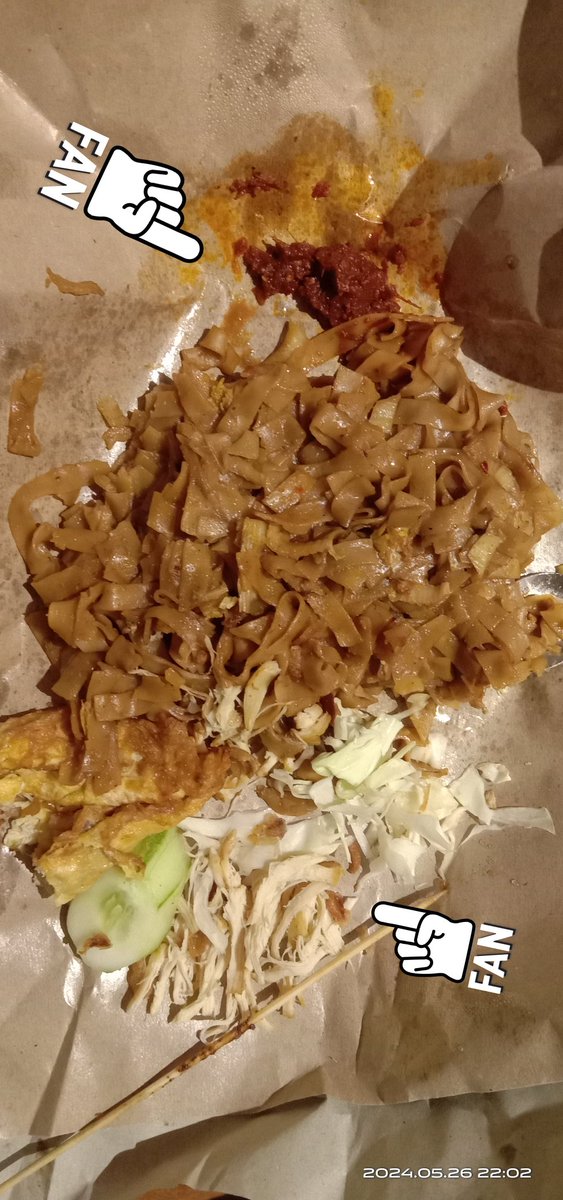 Baru kali ini beli kwitiau online tapi cabe, ayam, dan sayurnya dipisah kayak gini. Ini konsepnya gimana? Kita disuruh masak sendiri atau gimana? Keburu laper kalau disuruh masak sendiri. Kita beli biar gak usah repot masak, tinggal makan 😭