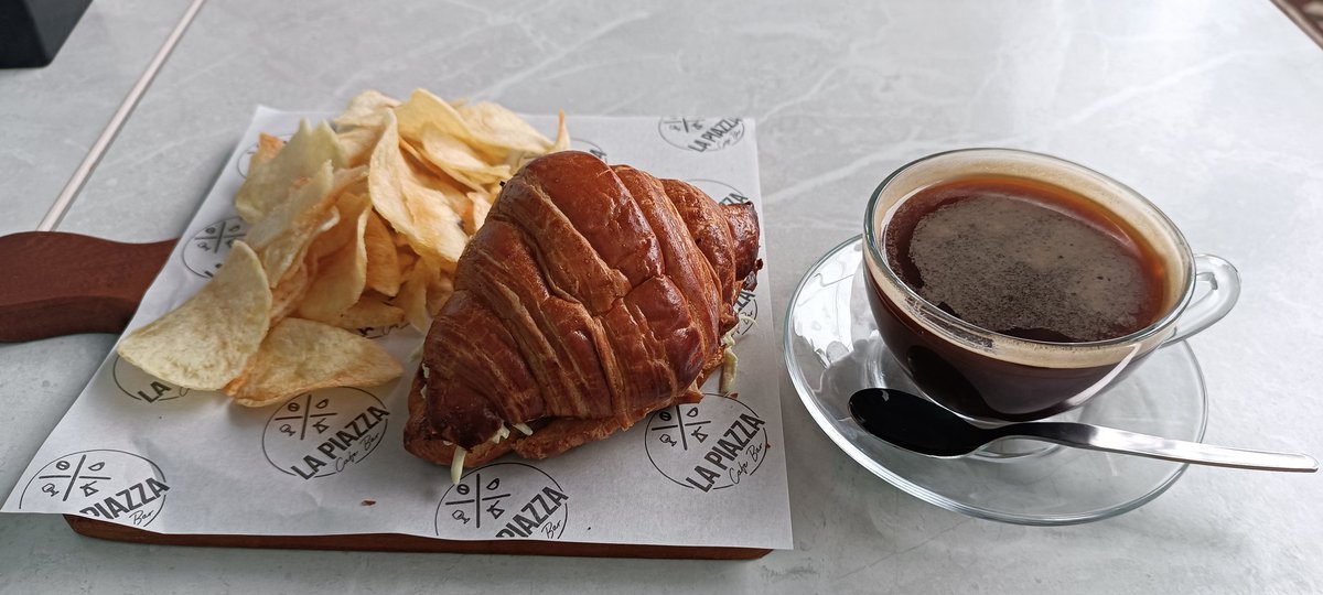 Buen domingo para todos. Por aquí un cachito con pollo y café para acompañar una mañana fria. El cielo de lima panza de burro en este otoño.