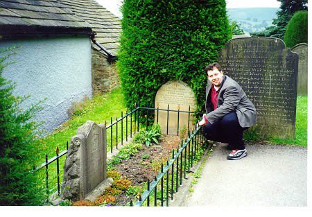 Tradition has it that Little John “the friend & lieutenant of Robin Hood” is buried in the churchyard of St. Michael’s in Hathersage, Derbyshire. The character’s association with Hathersage has been worked into the modern #RobinHood legend. #Derbyshire #FolkloreSunday #LittleJohn