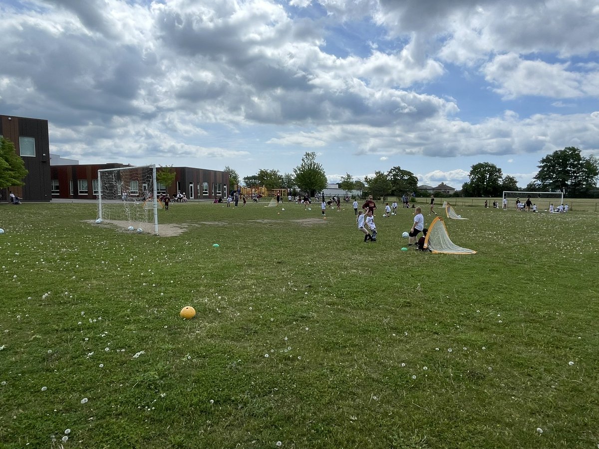 Thanks to @alcdsb_stfa for allowing the @RegiNotreDame Lil’ Kickers soccer program to use their amazing outdoor space. Lots of smiles from these K-Grade 3 aged athletes today!