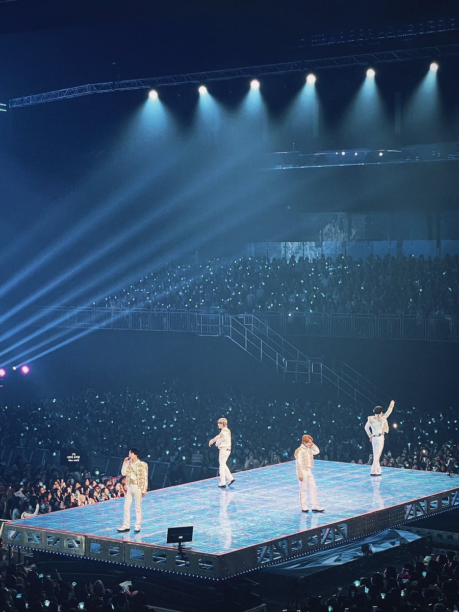 첫 논으로 콘서트 보기
🩵샤이니 16주년 축하해🩵