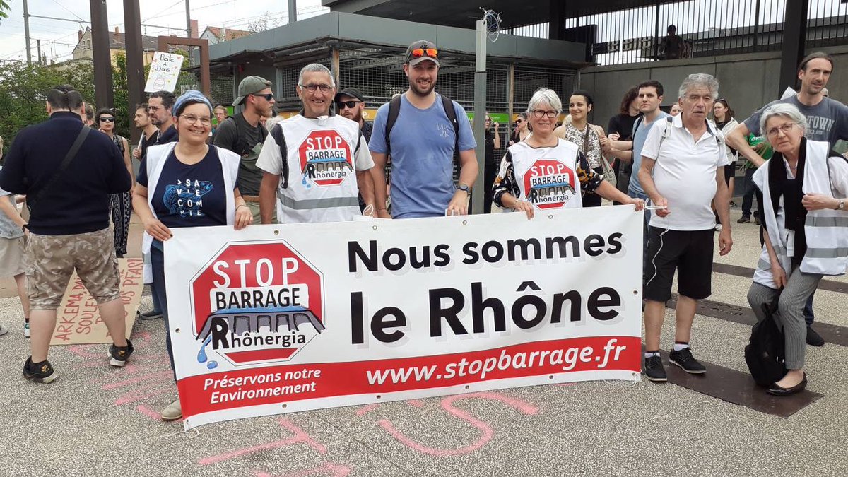 greenpeacelyon's tweet photo. 🥳✊🏻 Manif festive contre les polluants éternels à Oullins-Pierre-Bénite, territoire où se trouve l’usine Arkema, principal pollueur aux Pfas qui a mis en danger la santé des habitant.e.s du territoire. 🛢️☠️🏭

#pfas #arkema #manifestation @greenpeacefr https://t.co/opkgmXc5g2