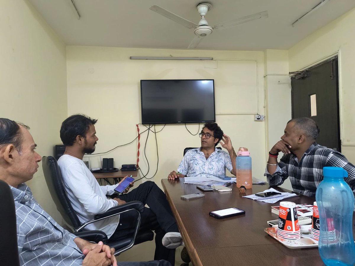 jankibaat1's tweet photo. BEHIND THE SCENES: 🔥⚡

In the JKB strongroom, an intense discussion is underway over the Phase 6 polling figures as the highly anticipated Jan Ki Baat Exit Poll approaches.

Who will win the #loksabhaelection2024?

Stay tuned for more updates.

#ExitPollWithPradeep #JKBExitPoll2024 #JanKiBaatExitPoll2024 #PradeepBhandari 

@pradip103