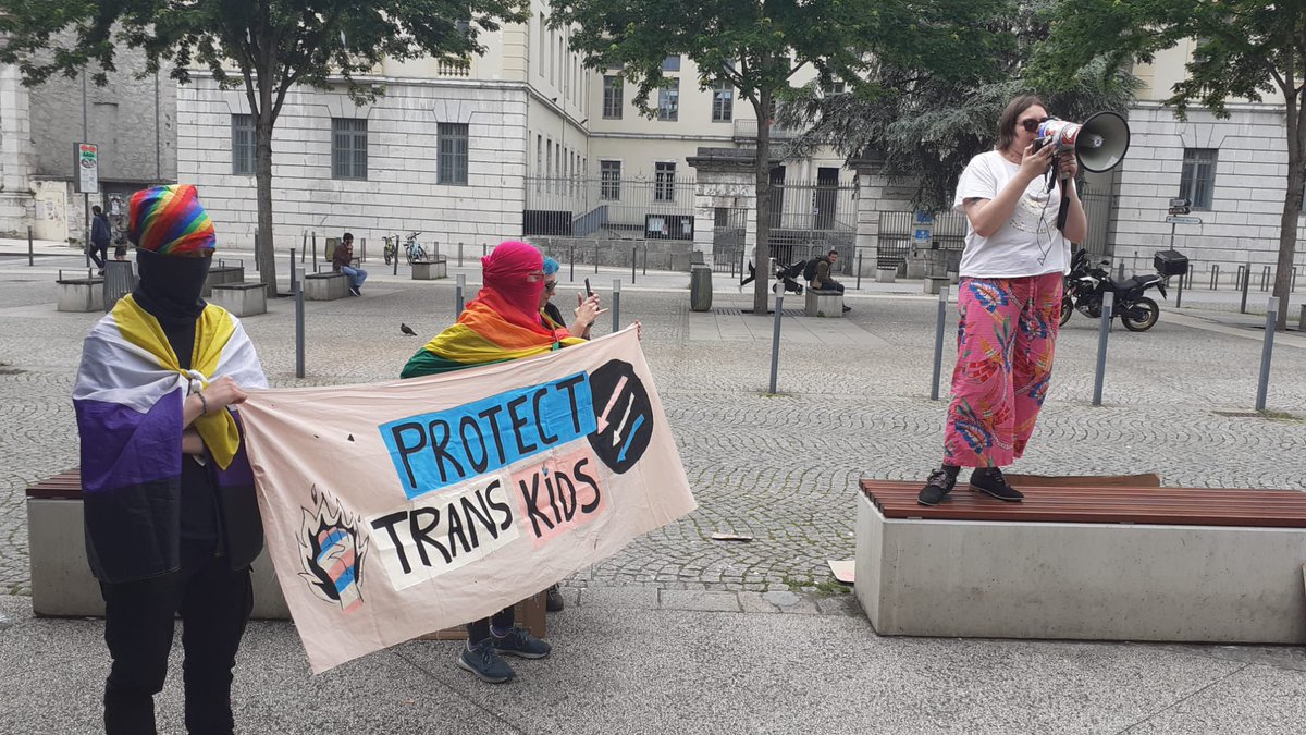Une cinquantaine de manifestant•es à Chambéry pour les droits des personnes trans ce dimanche 26 mai
Prochaine AG du collectif Tarlouz73 jeudi 30 mai ! ⚧️🏳️‍🌈