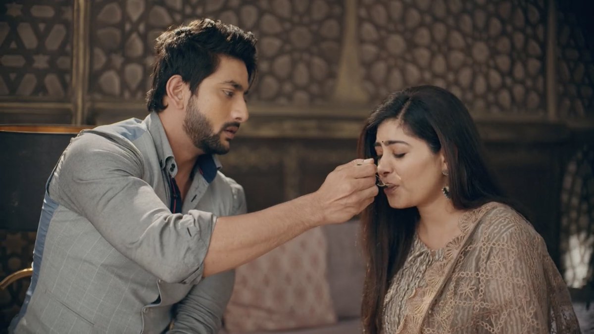 The beautiful irony of this picture is- #AryanSinghRathore was giving Arpi di medication for illness and for her voice but actually irl, Fahmaan was the one whose voice was affected and fell slightly ill after rain sequence.