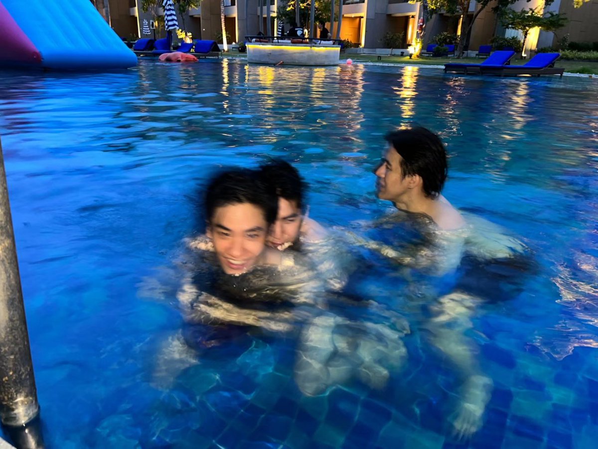 Tawan_V's tweet photo. 🖐🏽🤏🏽🤘🏽🫵🏽 https://t.co/7EOt0BF4zi