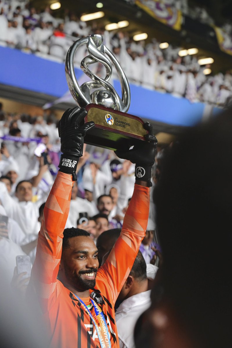 Khalid_eissa17's tweet photo. مهم جداً أن يكون لديك هدف في مسيرتك الكروية و مهم جداً أن تختار المكان الذي تتحقق فيه الأماني .. أتيت للعين و حققت كُل شيء لهذا أنا سعيد مع فريقي
 "زعيم آسيا الأول العين" https://t.co/oFCtf3blrO