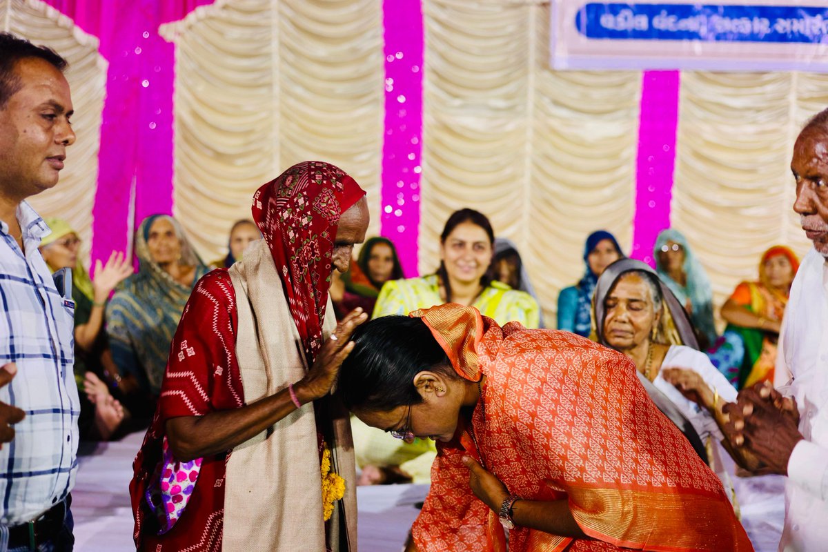 iRekhachaudhari's tweet photo. પાલનપુર ખાતે ગુરૂ બ્રાહ્મણ સમાજ દ્વારા આયોજિત વડીલ વંદના કાર્યક્રમમાં હાજરી આપી..!! https://t.co/EM03AtVRUv