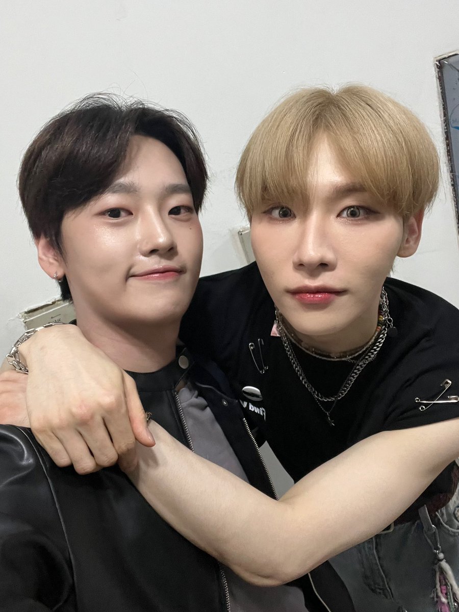 WEi__Member's tweet photo. [#석화] 
귀엽고 멋있고 다하는 내 칭구랑 형들👏🏻👏🏻 https://t.co/TcuBphVaBF