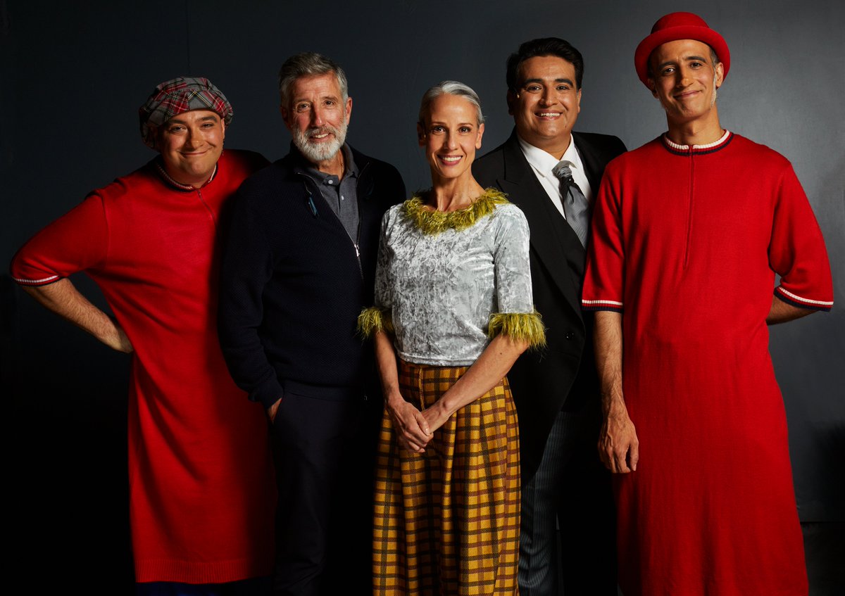 REVISTA TM🗞️- ‘Había una vez, mi familia’: homenaje a la familia Aragón y Los Payasos de la tele🤩Entrevistamos a #RodrigoAragón, hijo de Gaby: «Mi padre siempre nos lo decía. Ser payaso es el trabajo más serio del mundo». Un artículo de 
<a href="/AliciaPuenteC/">Alicia Puente</a> 👉 bit.ly/3QVwwDW