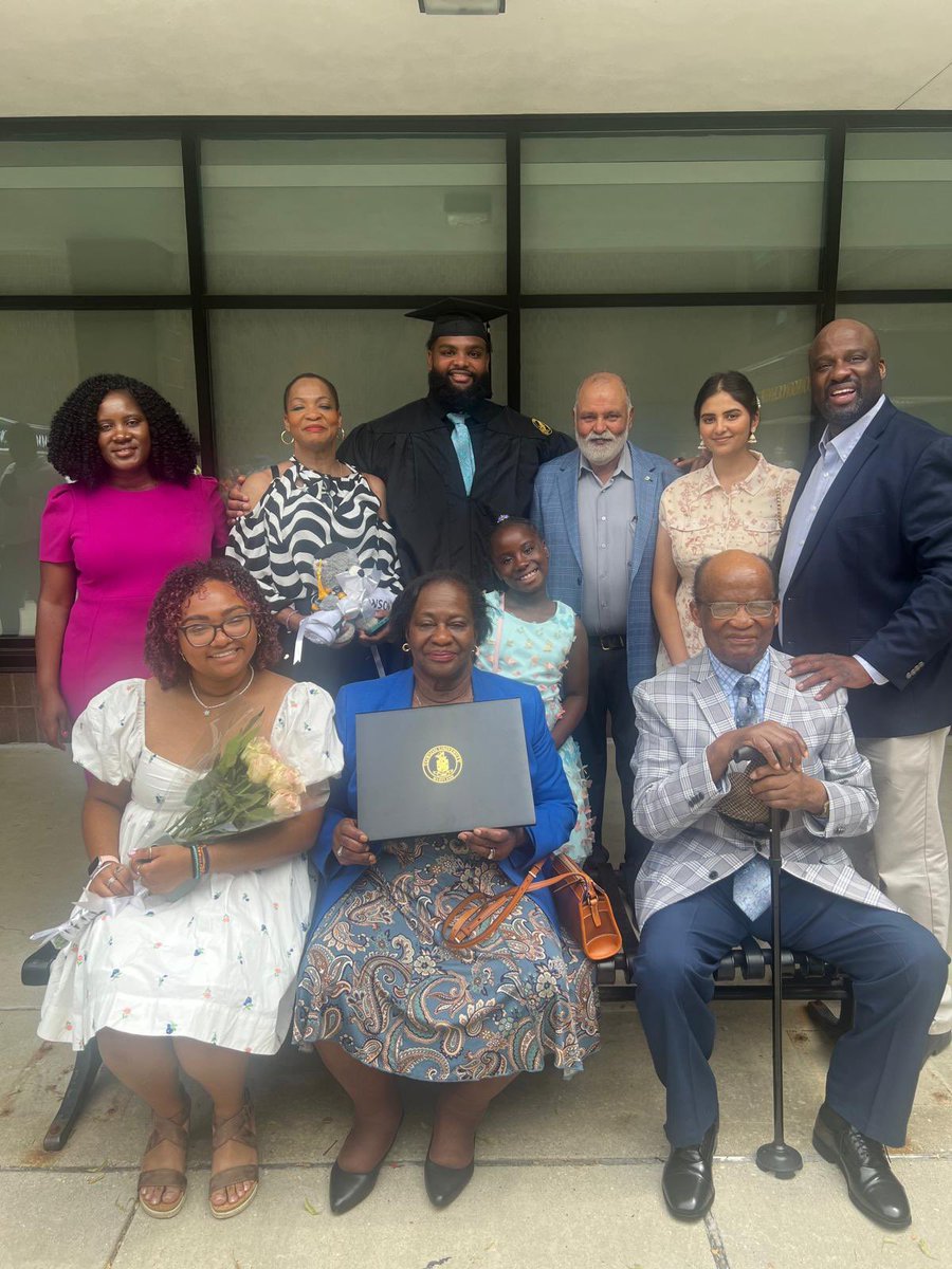 KJSingh_78's tweet image. B.S. ✅
M.Ed ✅
Father from 🇮🇳
Mother from 🇯🇲