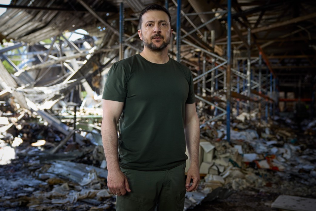 Standing in the burnt shell of the DIY store destroyed by Russia yesterday, President Zelensky urged Biden & Xi to attend his latest summit for peace in #Ukraine. 

'To president Biden, the leader of the United States, and to president Xi, the leader of China, we do not want the