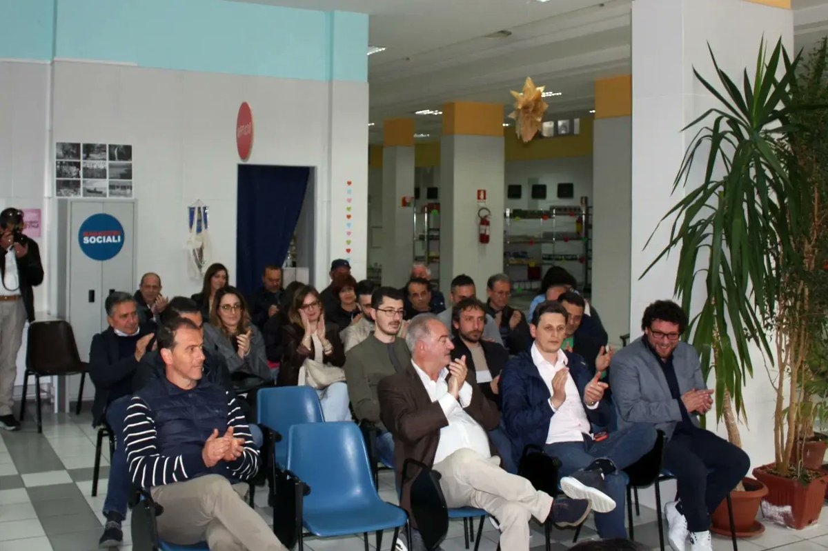 Presentato a #Potenza presso Magazzini Sociali il libro di Alberto Fellone 'Il Dinosauro che Parlava Strano' 
Complimenti all'amico Alberto Fellone 👏 👏 e grazie per il bel momento di riflessione e confronto🤩 
#prolocobasilicata 
#magazzinisociali
#proloco
#basilicata
#epli