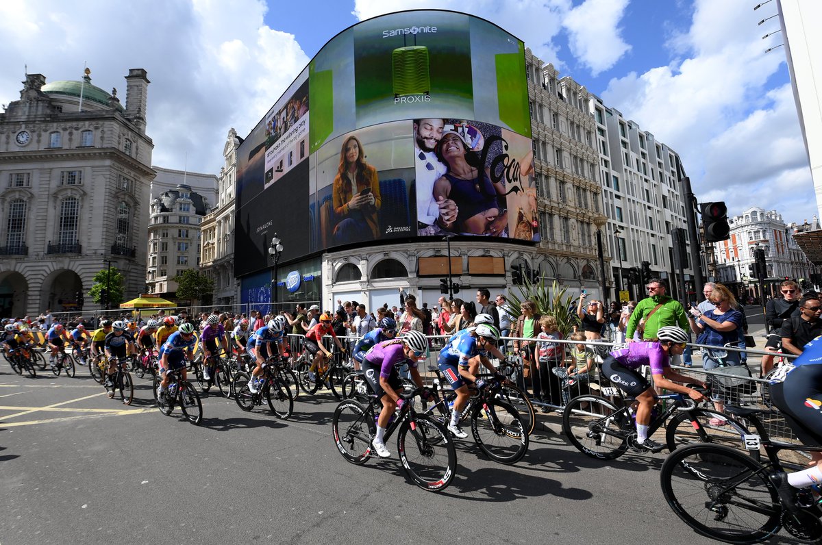 50 km to go 🏁 The peloton is speeding through the streets of London at a speed of 43kph so far. And it's gonna keep going up! #UCIWWT @RideLondon ©️ Getty