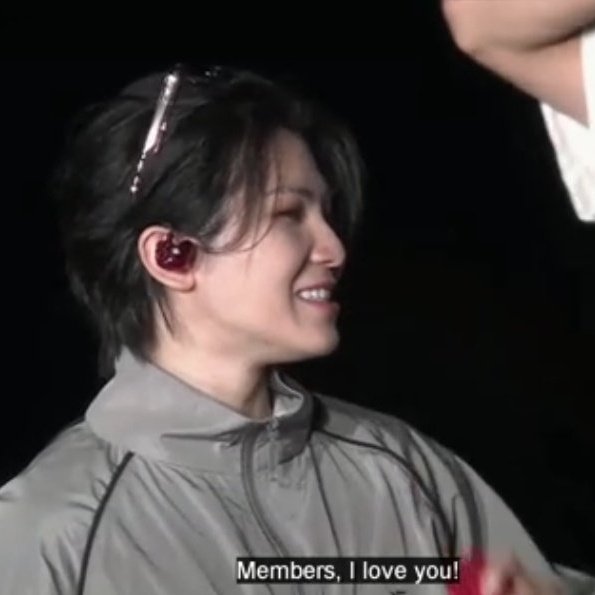 svteenwrld's tweet photo. WOOZI SHOUTING "MEMBERS I LOVE YOU" WHILE THE SONG THEY ARE SINGING IS THE ONE HE WROTE BECAUSE HE WAS MISSING THEM OH I AM SOBBING https://t.co/GhojW3byJy