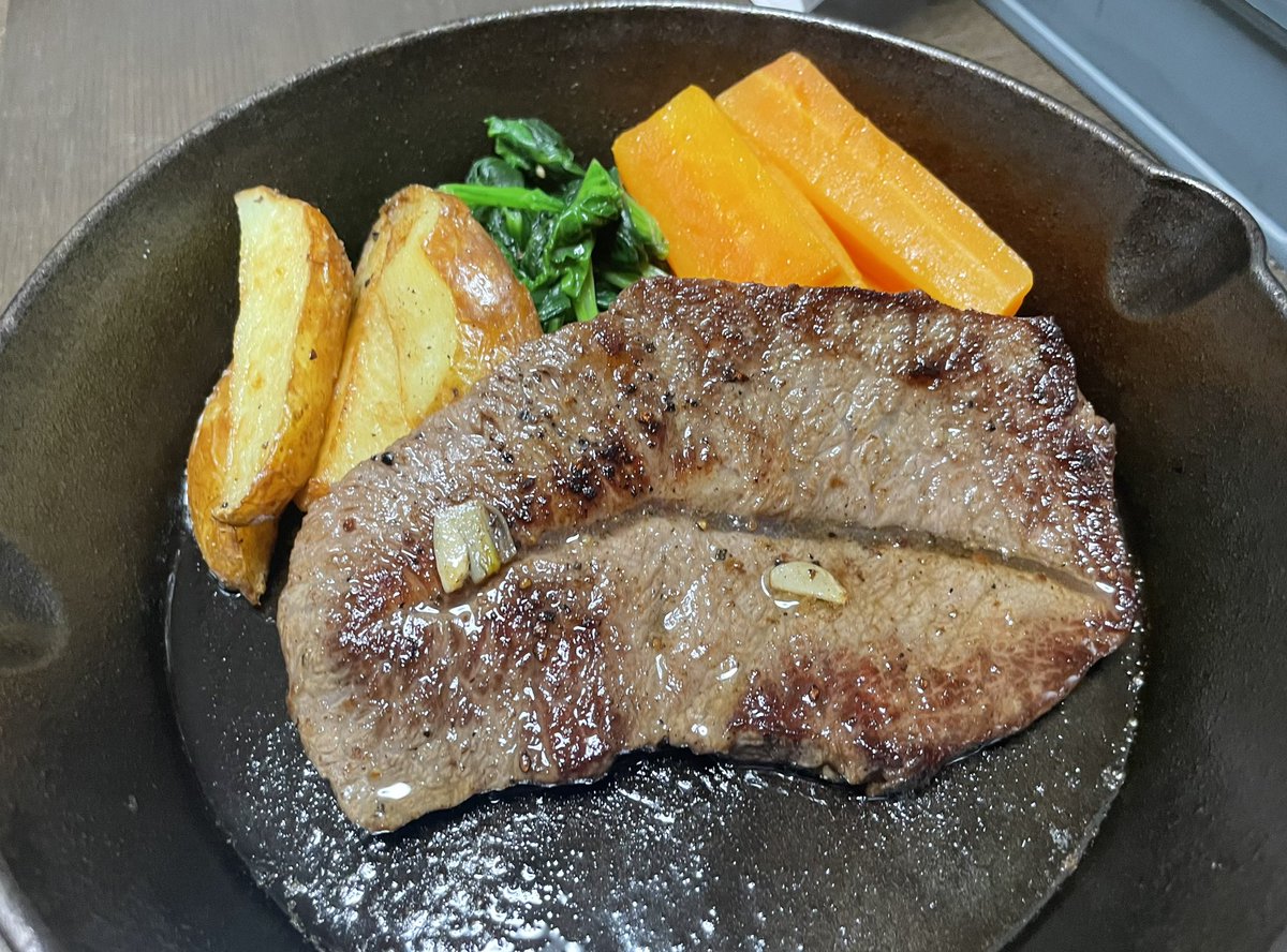 自宅でステーキを焼く。 半額肉でも冷凍してた肉でも、十分美味しいです。 #料理