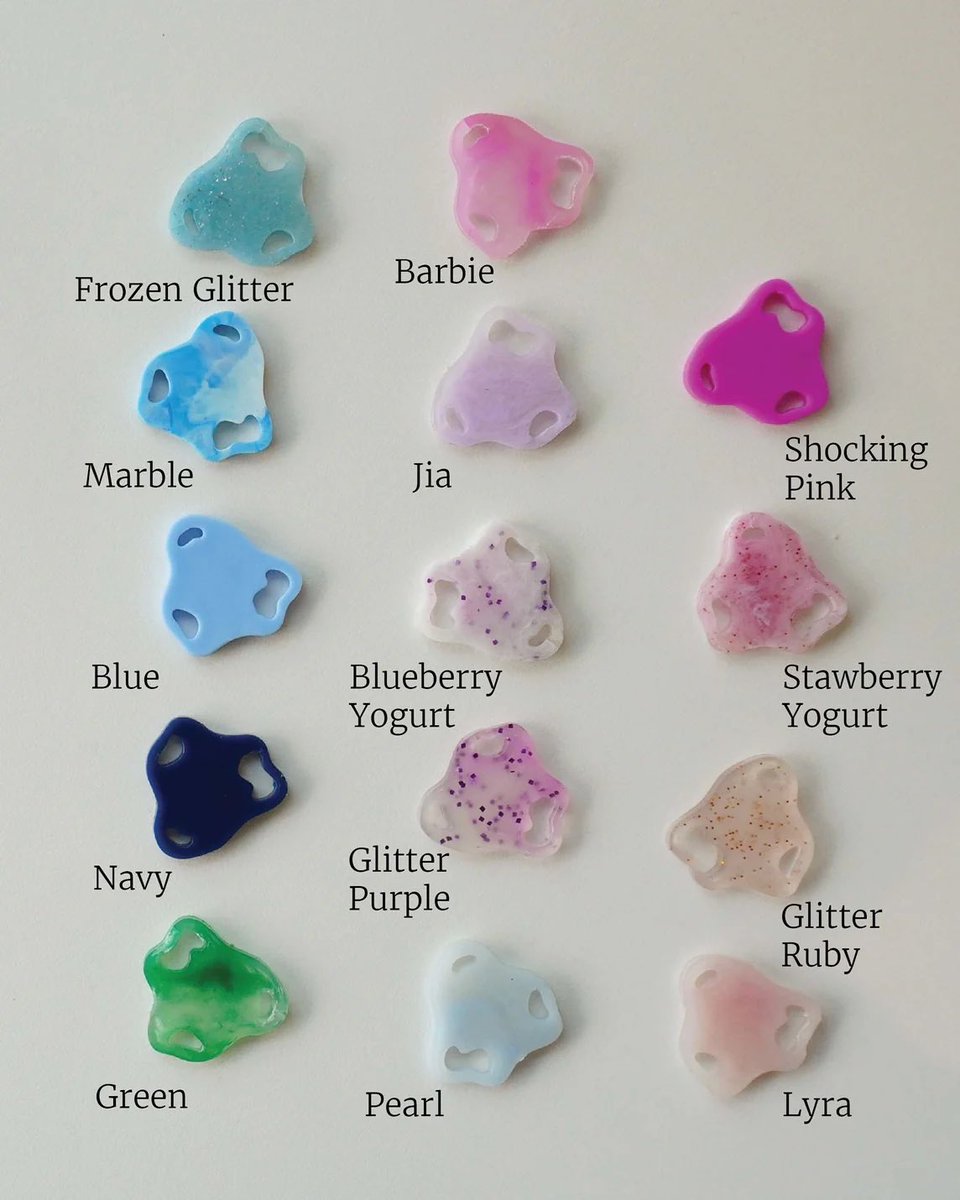 oyivelloud's tweet image. ความจึงของ PIPATCHARA อีกอย่างคือ ไม่ได้เอาขยะมารีไซเคิลเฉยๆแต่ละชิ้นแต่ละสีมันมาจากขยะคนละชนิด ใช้อุณหภูมิที่แตกต่าง จนได้ชิ้นงานที่เป็นเอกลักษณ์ โดยเคลมว่าไม่ได้ผสมสีอื่นลงไป สีที่เกิดขึ้นเกิดจากสีธรรมชาติของขยะทั้งหมด ไอเดียบรรเจิด+ความพยายามในการทำผลงานหลายปีมากๆ เริ่ด! #LISA