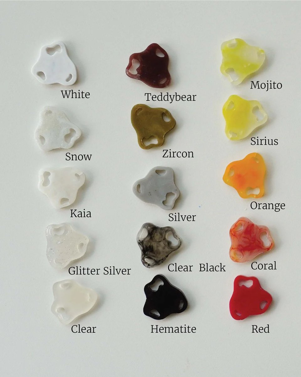 oyivelloud's tweet image. ความจึงของ PIPATCHARA อีกอย่างคือ ไม่ได้เอาขยะมารีไซเคิลเฉยๆแต่ละชิ้นแต่ละสีมันมาจากขยะคนละชนิด ใช้อุณหภูมิที่แตกต่าง จนได้ชิ้นงานที่เป็นเอกลักษณ์ โดยเคลมว่าไม่ได้ผสมสีอื่นลงไป สีที่เกิดขึ้นเกิดจากสีธรรมชาติของขยะทั้งหมด ไอเดียบรรเจิด+ความพยายามในการทำผลงานหลายปีมากๆ เริ่ด! #LISA